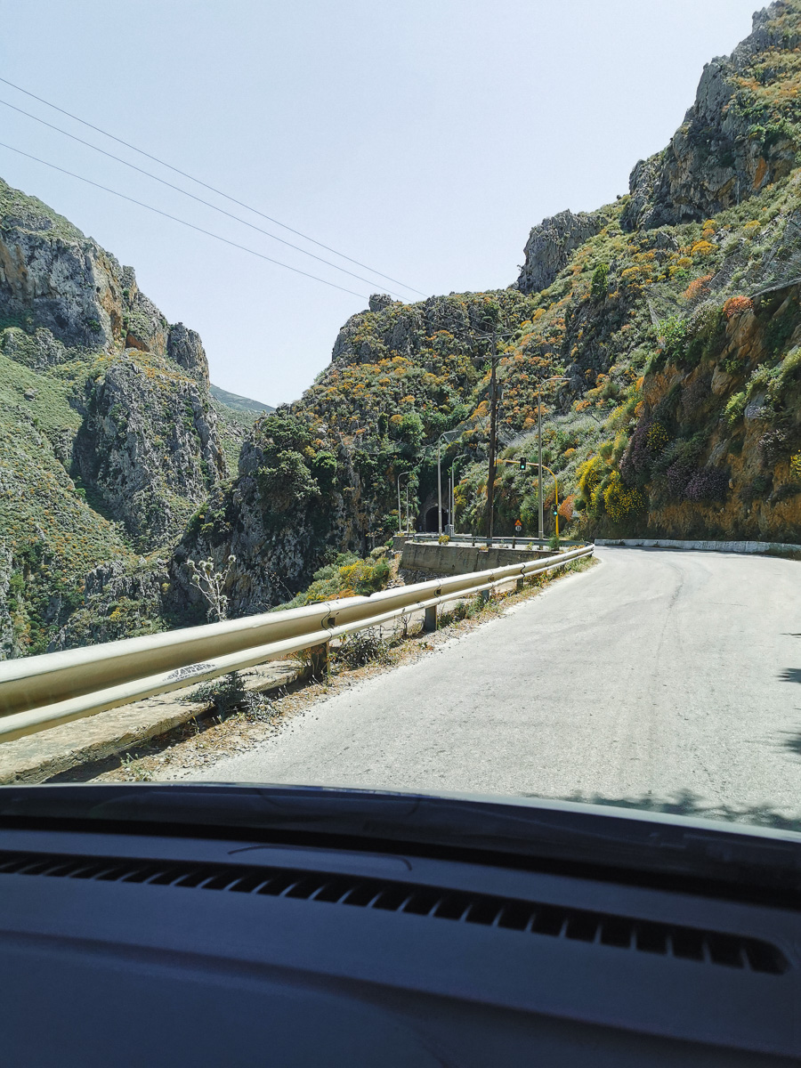 Serpentinen auf Kreta auf dem Weg nach Elafonissi Strand