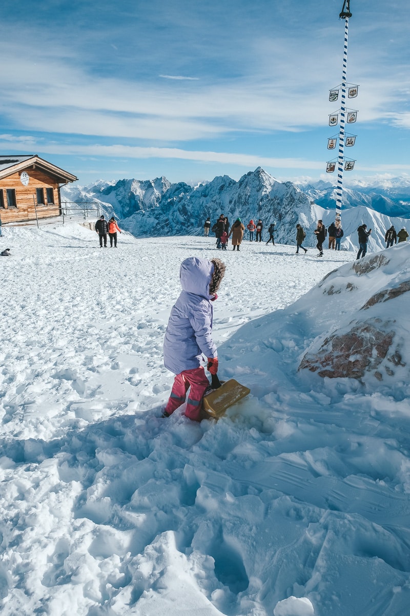 Rodeln auf dem Gletscher der Zugspitze