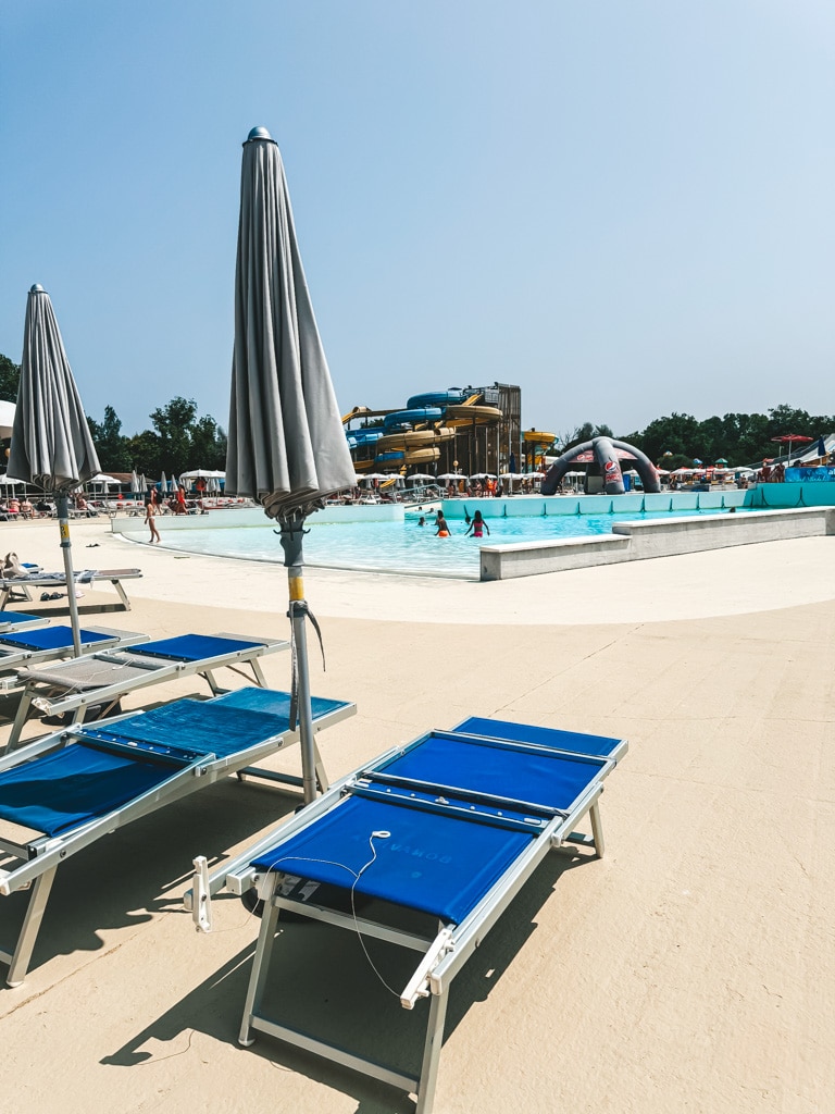 Kostenpflichtige Liegestühle und Sonnenschirme im Atlantica Wasserpark in Cesenatico