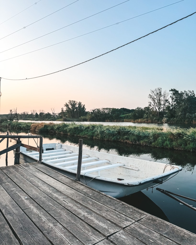 Bootsfahrt bei Sonnenuntergang in den Salinen von Cervia Italien