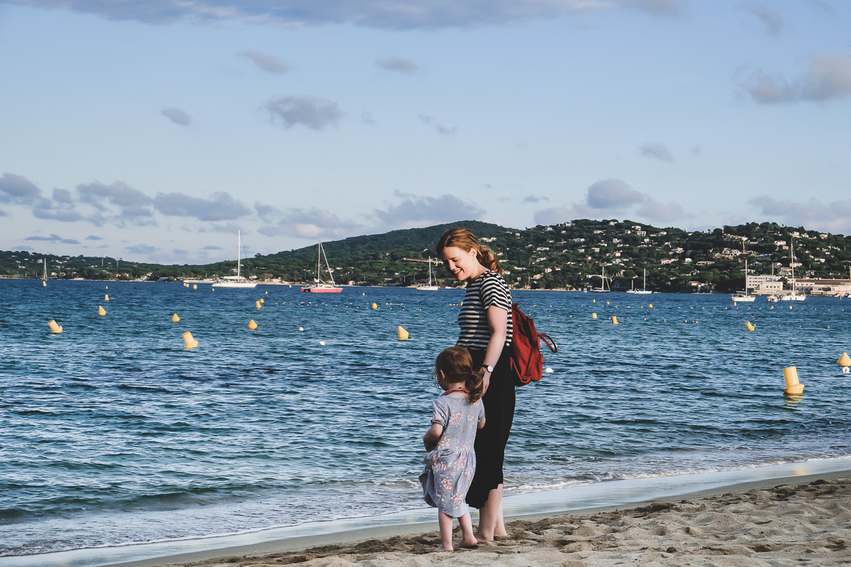 Familie am Strand – Reisen mit Kindern leicht gemacht